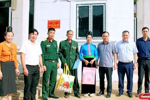 Bàn giao 'Nhà đại đoàn kết' từ nguồn hỗ trợ của huyện Cần Giuộc cho hộ nghèo xã Chiềng Đen và xã Hua La