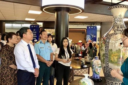 Nghe gốm sứ 'kể chuyện'