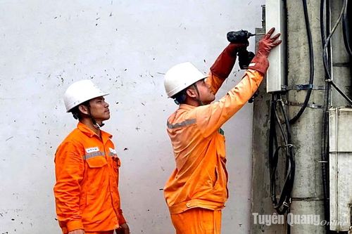 Công ty Điện lực Tuyên Quang đẩy mạnh lắp đặt công tơ điện tử