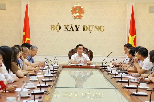 Thứ trưởng Nguyễn Việt Hùng làm việc với Ban Biên tập Báo Xây dựng