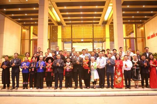 Phó Chủ tịch Quốc hội Trần Quang Phương gặp mặt Đoàn đại biểu dân tộc thiểu số tiêu biểu của tỉnh