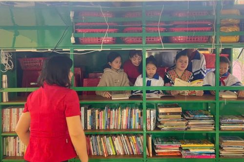 Trường THCS - THPT Nà Bao (Nguyên Bình) tổ chức đọc sách tại xe thư viện lưu động