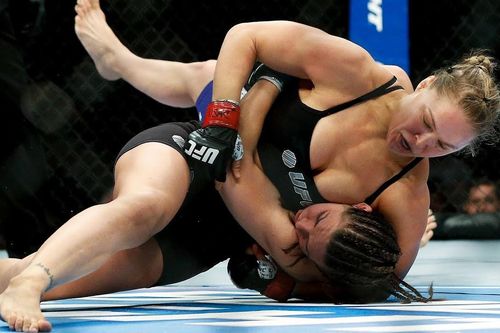 Nữ hoàng MMA quật ngã đối thủ trong nháy mắt, đấm liên tục không trượt phát nào