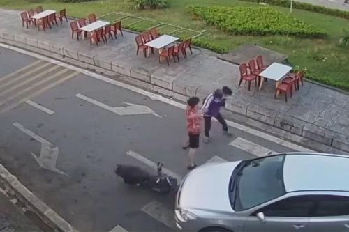 Tài xế ô tô lao vào đường một chiều gây va chạm còn hành hung nam sinh
