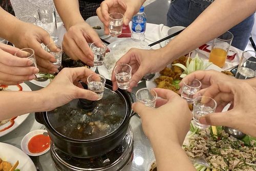 Uống 10 chén rượu mạnh, bao lâu nồng độ cồn về 0?