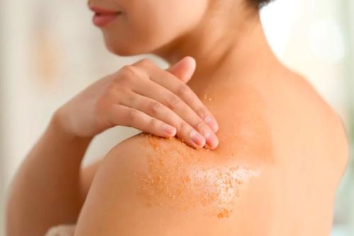 Tẩy tế bào chết trước hay sau khi tắm?