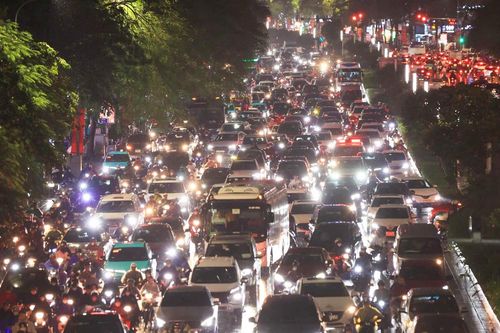 Hà Nội mưa lớn giờ tan tầm, dân loay hoay tìm lối về giữa dòng xe ùn tắc