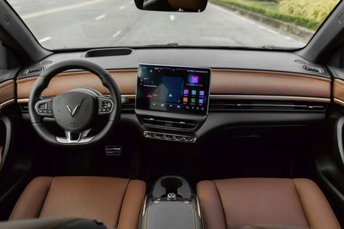 VF 6 đọ sức mạnh trong phân khúc B-SUV: Nhấn ga một chút, xe xăng đã… chỉ còn trong gương?