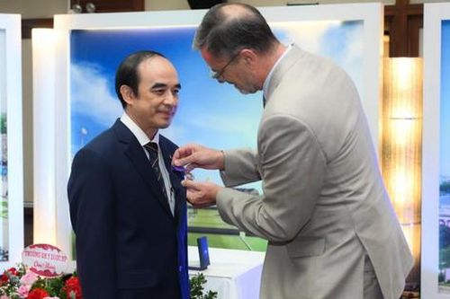 GS.TS Nguyễn Hữu Tú, Hiệu trưởng Trường Đại học Y Hà Nội nhận Huân chương Cành cọ Hàn lâm của Pháp