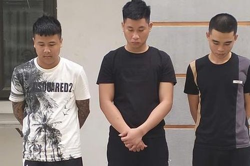 Tạm giữ 3 nam thanh niên đốt pháo hoa nổ trái phép tại quảng trường