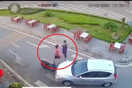 Phẫn nộ tài xế ô tô lao vào đường một chiều gây va chạm, hành hung nam sinh