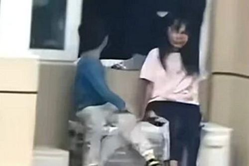 Trung Quốc: Người mẹ bắt 2 con ngồi trên cục nóng điều hòa ở căn hộ tầng 23