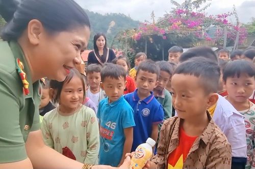 Nghĩa tình Thủ đô gửi tới học sinh ở Trung Lèng Hồ - huyện Bát Xát tỉnh Lào Cai