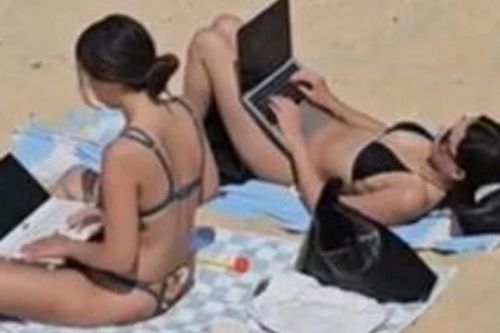 Hai cô gái gõ laptop giữa bãi biển làm thổi bùng tranh cãi