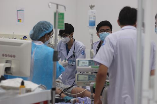 36 giờ chạy đua với 'tử thần' cứu bé trai nguy kịch sau 3 ngày sốt