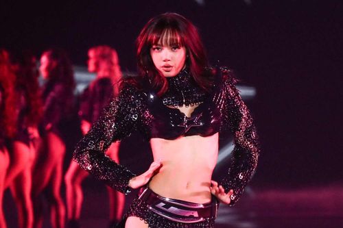 Vóc dáng gây sốt của Lisa trong show nội y đình đám