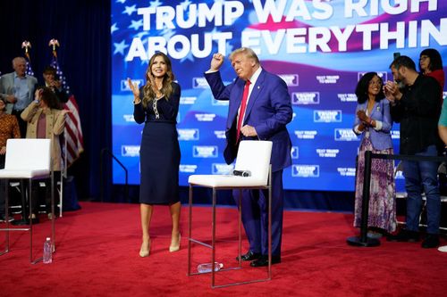 Ông Trump nhún nhảy gần 40 phút