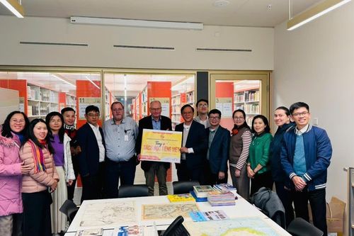 Trao tặng sách Việt Nam cho thư viện ĐH Goethe Frankfurt