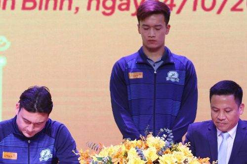 Văn Lâm, Hoàng Đức và Công Phượng về hạng nhất: Lùi lại để... lấy đà