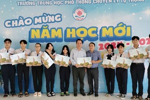 Trao tặng phụ san Cột cờ Hà Nội của Báo Nhân Dân tại Cần Thơ
