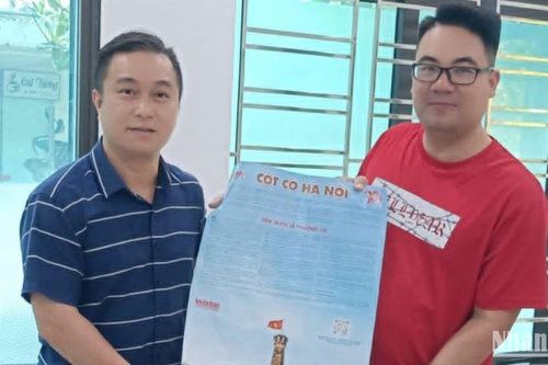 Báo Nhân Dân trao tặng 4.500 ấn phẩm đặc biệt 'Cột cờ Hà Nội' cho bạn đọc tỉnh Thái Bình