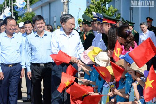 Tổng Bí thư, Chủ tịch nước thăm, làm việc tại huyện đảo Cồn Cỏ
