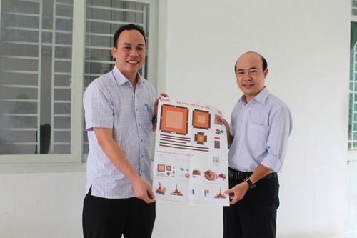 Đồng Nai phát tặng 4.500 tờ phụ san Báo Nhân Dân về Cột cờ Hà Nội