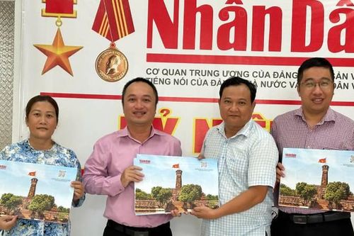 Bến Tre phát miễn phí tờ phụ san Báo Nhân Dân về Cột cờ Hà Nội