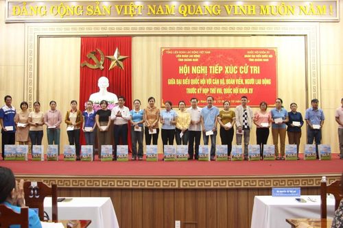 Tặng quà cho người lao động có hoàn cảnh khó khăn