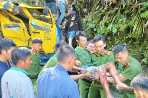 Xe tải tông vào vách núi, lái phụ xe thương vong