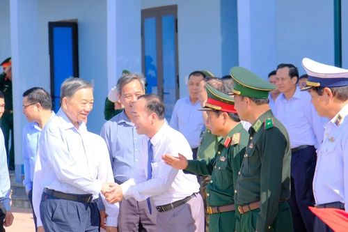 Tổng Bí thư, Chủ tịch nước Tô Lâm thăm và tặng quà quân dân đảo Cồn Cỏ