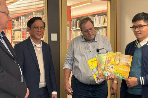 Hơn 200 đầu sách Việt Nam được trao tặng cho thư viện Đại học Goethe Frankfurt