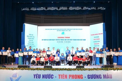 16 thanh niên tiêu biểu nhận Giải thưởng '15 tháng 10'