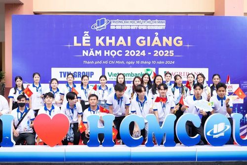 Trường Đại học Mở TPHCM: Gần 5.200 tân sinh viên trong nước và quốc tế khóa 2024 dự lễ khai giảng