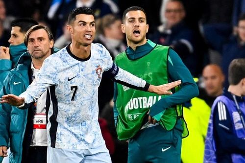 Khoảnh khắc Ronaldo tức giận vì Bồ Đào Nha bị cầm hòa