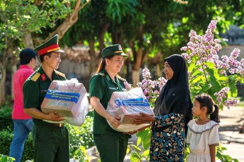 Rạng rỡ những 'bông hoa' mang quân hàm xanh