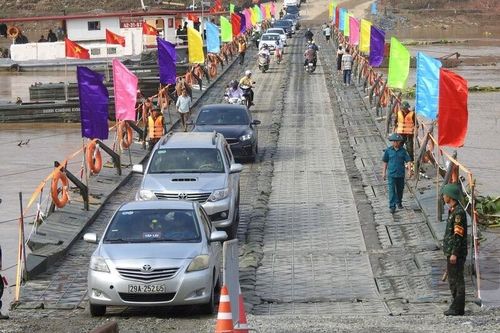 Cắt khẩn cấp cầu phao Phong Châu do nước sông Hồng lên cao