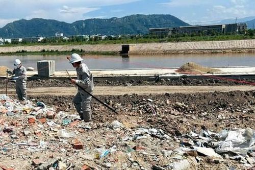 Đổ xà bần trái phép một ông chủ bị khởi tố
