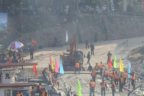 Công binh tạm tháo cầu phao Phong Châu