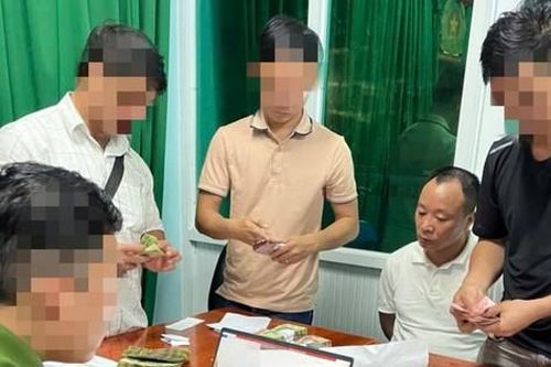 Vụ lừa đảo 'chạy án' cho đại gia khoáng sản: Bốn lần nhận tiền, đô la, rượu Chivas 25 của đại tá cảnh sát hình sự rởm