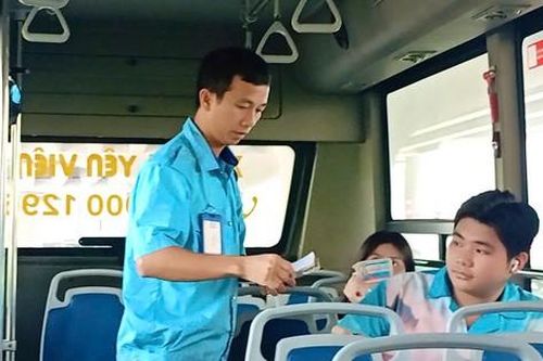 Nhân viên xe buýt Hà Nội giúp em nhỏ bị lạc về với gia đình