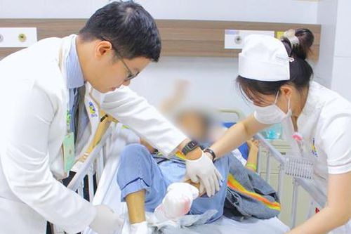 Người phụ nữ phải cắt bỏ hết các ngón chân vì ngâm chân vào... nước sôi