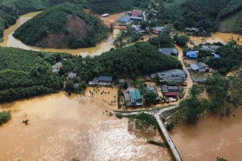 Mưa lớn gây ngập sâu, hàng trăm hộ dân Yên Bái bị cô lập