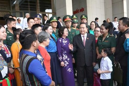 Chủ tịch Quốc hội Trần Thanh Mẫn gặp mặt tập thể, cá nhân nhận giải thưởng Vừ A Dính