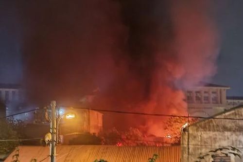 Hà Nội: Cháy lớn nhà kho ở Vĩnh Tuy, khói đen cuồn cuộn bốc cao hàng chục mét