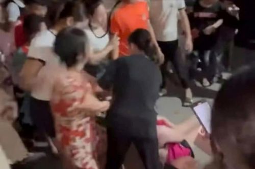 Khởi tố 3 phụ nữ vì đánh ghen, làm nhục người khác giữa phố
