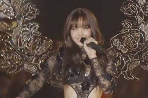 Lisa BlackPink cực sexy khi diễn Victoria's Secret Show 2024