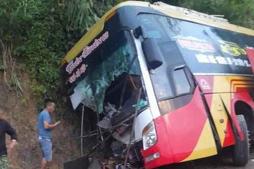 Tai nạn xe khách mất phanh khi xuống dốc, 1 người chết, 17 hành khách bị thương