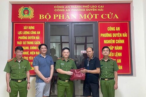 Nhặt được 300 triệu đồng, nam thanh niên vội mang đến báo công an