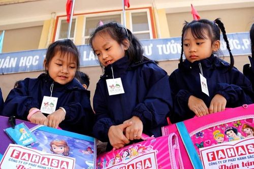 Fahasa trao quà cho học sinh vùng lũ, bão Yagi gần 3 tỷ đồng